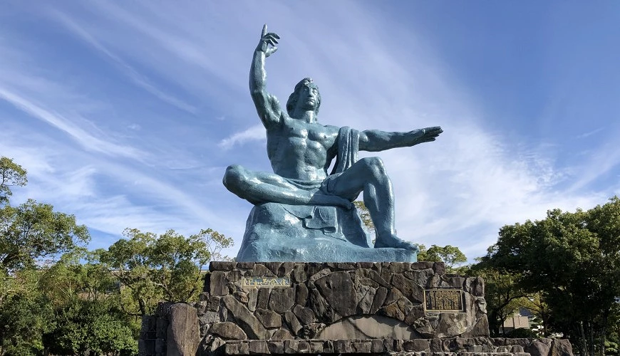 長崎北邊和平公園的和平祈禱雕像