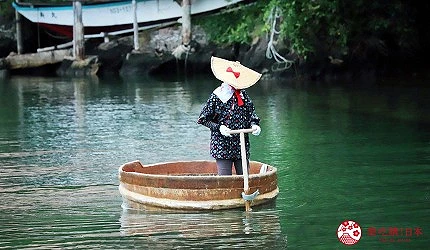 盆舟在海上,有人在操作