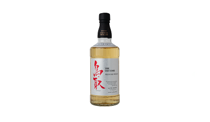 一瓶威士忌上貼著銀色標籤，紅字寫著「鳥取」
