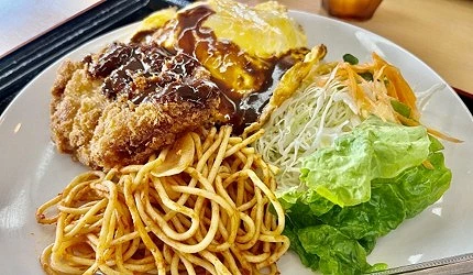 土耳其飯集合了將義大利麵、炸豬排或是炒飯等元素