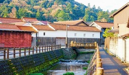 多的橘色屋頂的建築物並列後面有大片山丘