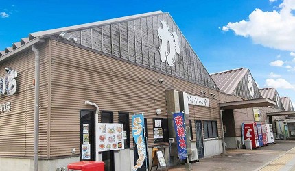 多個三角屋頂房子並列成的海鮮市場