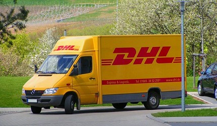 DHL黃色送貨車