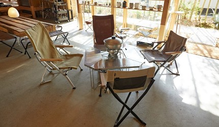 京都自由行推薦新景點Snow Peak LAND STATION 京都嵐山店內折疊椅座位