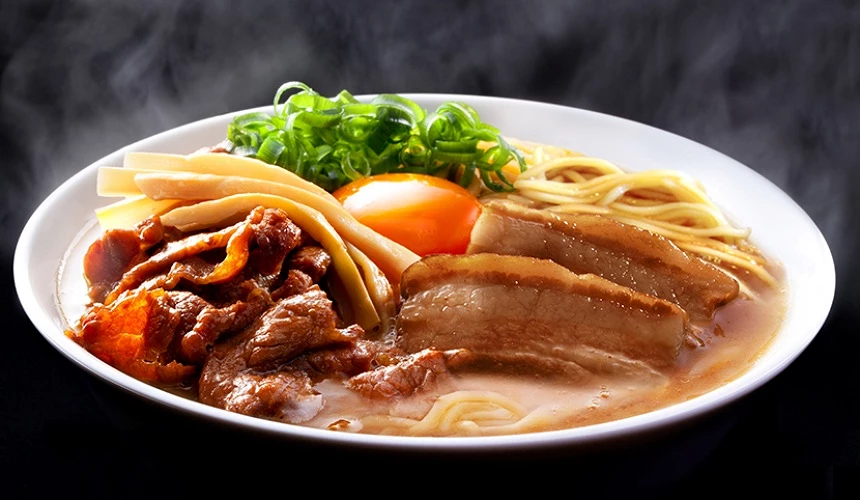 德島拉麵,配有豬肉片、青蔥、筍乾與生蛋黃