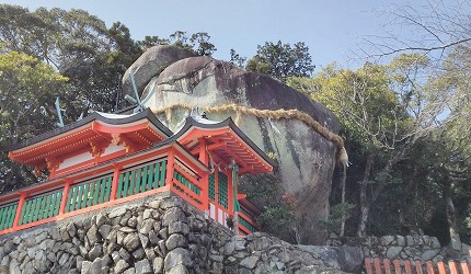 巨岩下的熊野速玉大社仰角大景