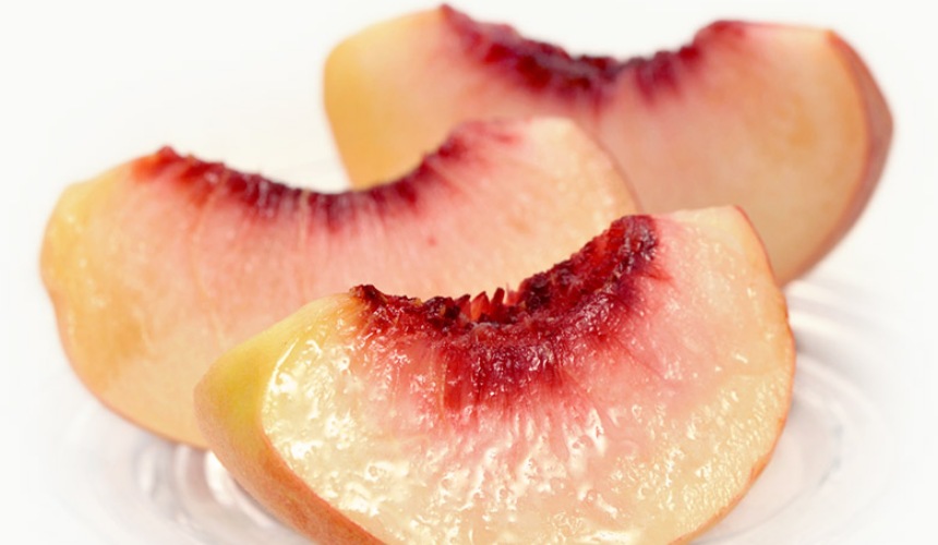 山梨縣盛產的水蜜桃切片,果肉細緻多汁、色澤粉嫩