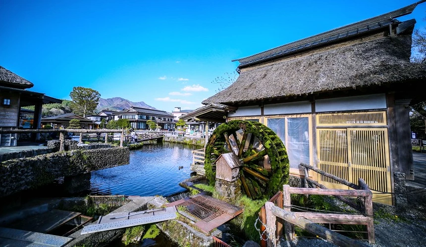 忍野八海傳統聚落景色,茅草屋、水車與清澈湧泉相映