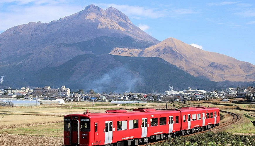 大分縣由布岳景色與行經田野的電車