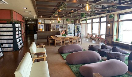 室內休憩空間,有書架、沙發與多個懶骨頭座椅