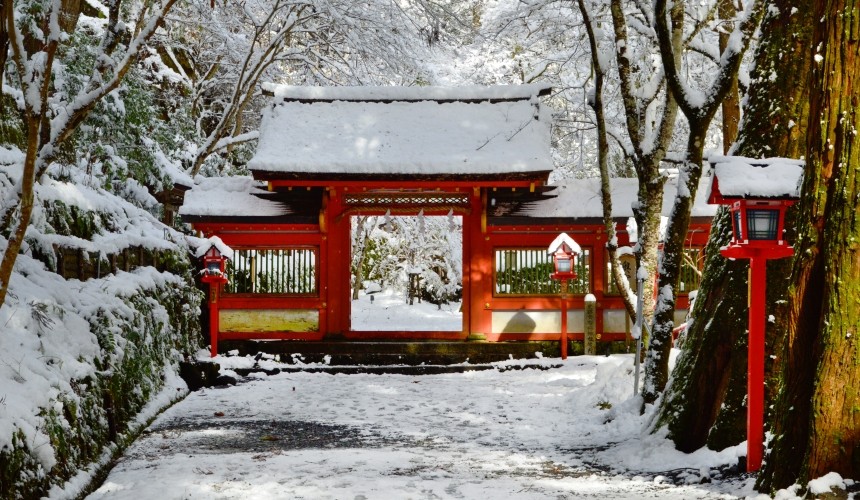 日本關西京都雪景景點推介推薦日本冬天景點冬季必去京都下雪點燈打卡金閣寺清水寺貴船神社寶泉院三千院實光院上賀茂神社東福寺嵐山妙滿寺雪之庭介紹文章貴船神社奧宮神門雪景圖