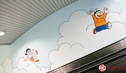 東京近郊川崎小田急線登戶站的手扶梯旁有靜香和胖虎
