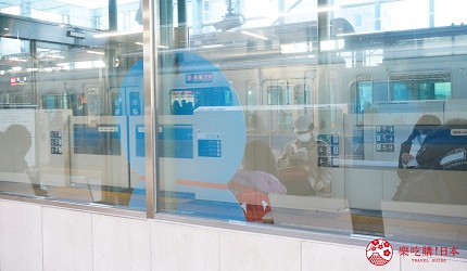 東京近郊川崎小田急線登戶站的候車室裡有哆啦A夢