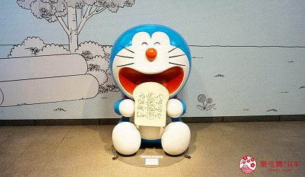 東京近郊川崎小田急線登戶站的剪票口附近有吃著記憶吐司的哆啦A夢