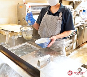 岡山倉敷Ario竹清烏龍麵店內製麵煮麵畫面