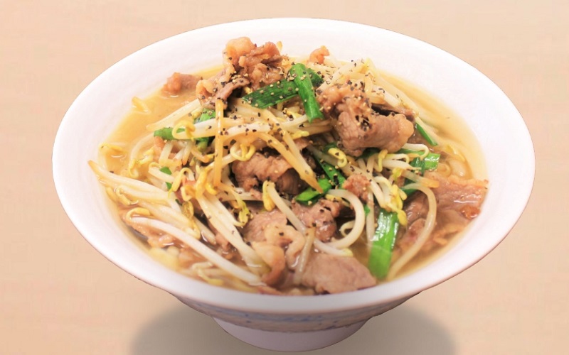 豬肉豆芽菜湯麵撒上黑芝麻