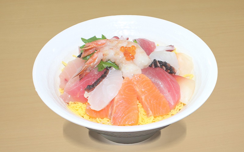 綜合生魚片丼飯鋪滿鮭魚鮪魚