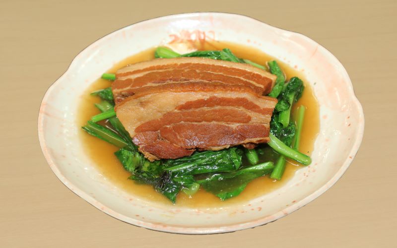 滷五花肉搭配青菜與醬汁