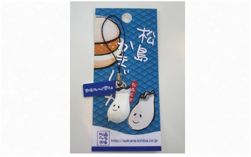 白色的牡蠣造型吊飾，後方紙板為藍色