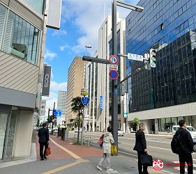城市街道場景,高樓林立,行人走在人行道上