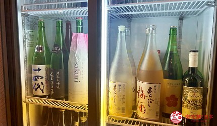 冰箱內陳列多瓶清酒與梅酒，其中有標籤寫著「十四代」