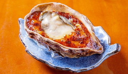烤牡蠣料理，上層鋪有焗烤起司