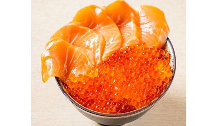 海鮮丼盛裝鮭魚片與大量鮭魚卵