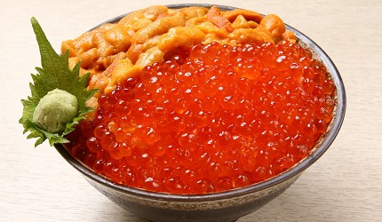 海鮮丼盛裝海膽與鮭魚卵,附紫蘇葉與芥末