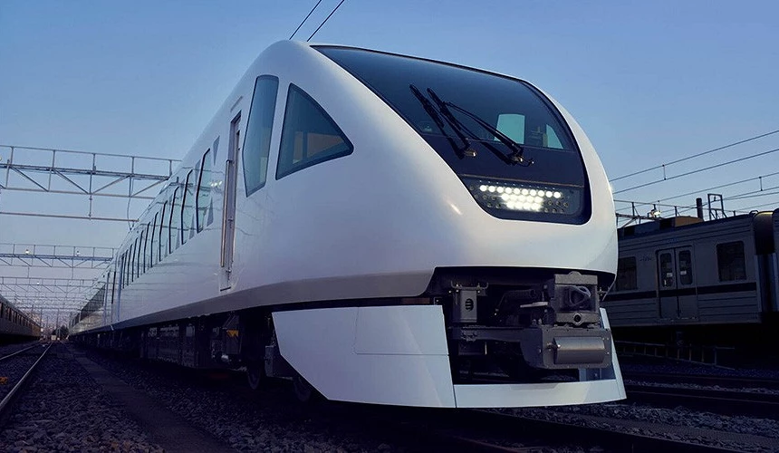 東武鐵道特急列車外觀,白色流線型車體停靠於鐵道上