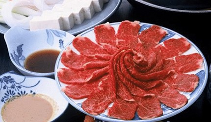 鍋中放著薄切馬肉片與蔬菜的涮涮鍋