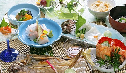漆器餐盤上盛著八戶的鄉土料理與海鮮