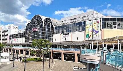 大型購物中心永旺夢樂城外觀,入口廣場有行人往來。