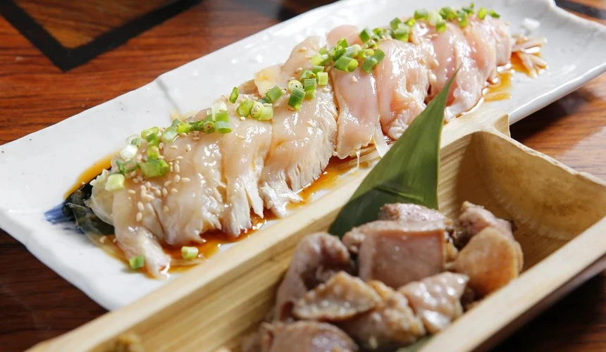 燙雞肉片佐蔥花醬汁,搭配竹盒雞肉塊拼盤