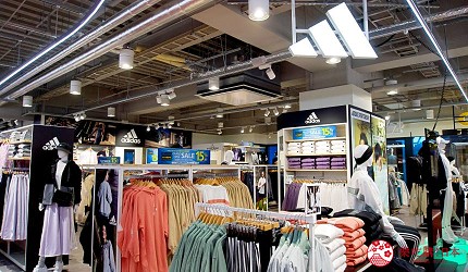 店內有許多服飾展示在架上