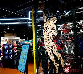 商店內有用球棒拼接的人形藝術裝置