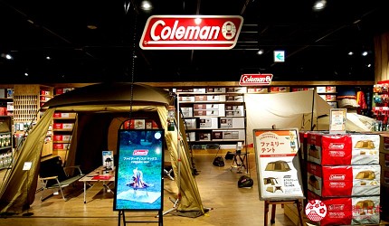 掛著Coleman的招牌區域擺放了露營用具與帳篷