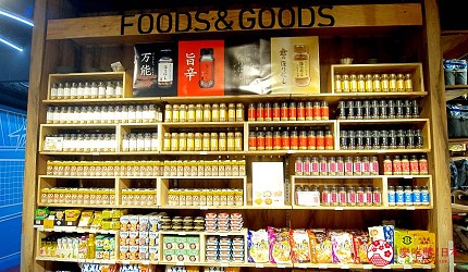 一大片貨架上擺滿了調味料與食品