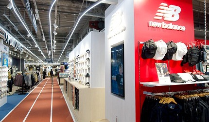 跑道設計的商店內觀與運動商品