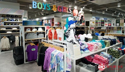 展示了兒童服飾的店內