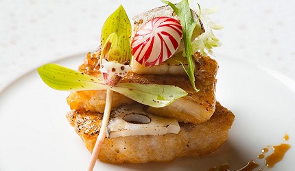 魚排料理加上葉子的裝飾
