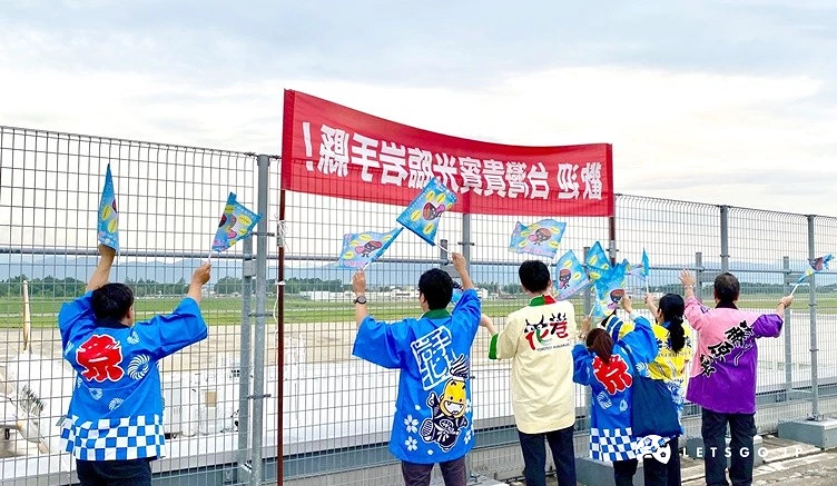 多人在展覽台迎接旅客
