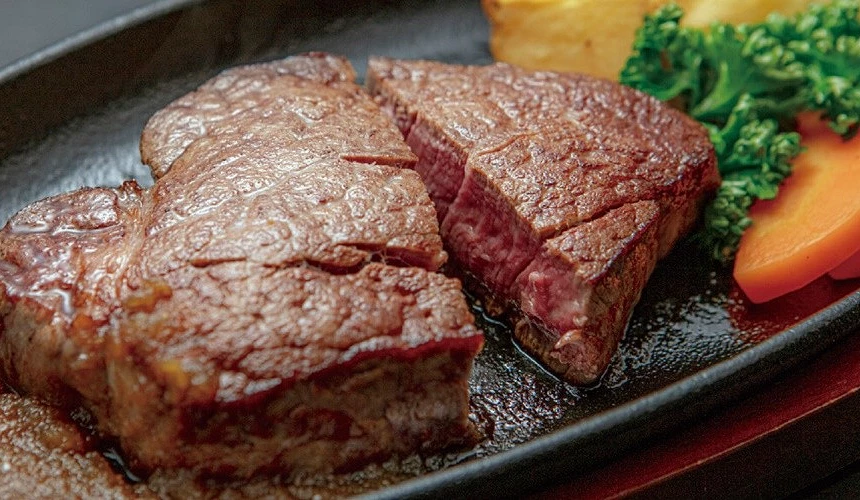 鐵板上煎至恰到好處的栃木和牛牛排,肉質呈現細緻霜降與多汁切面,搭配蔬菜一起上桌