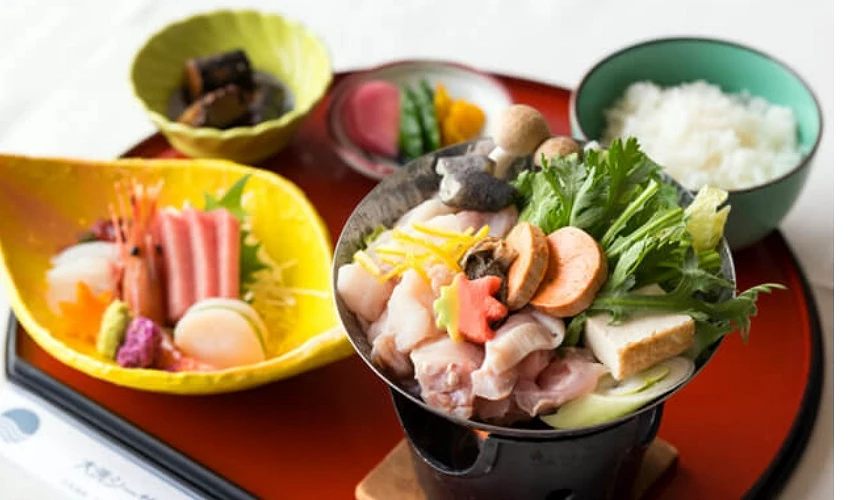 陶鍋雞肉蔬菜鍋物,佐生魚片白飯定食套餐