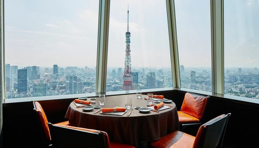 靠近窗邊的餐桌椅,從窗戶能看見東京鐵塔