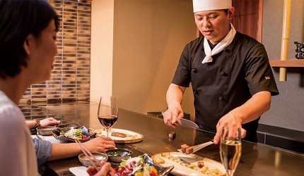 神戶美食餐廳推薦：高級神戶牛 燒肉「炭燒肉石田屋本店」內廚師即席燒肉給面前的客人