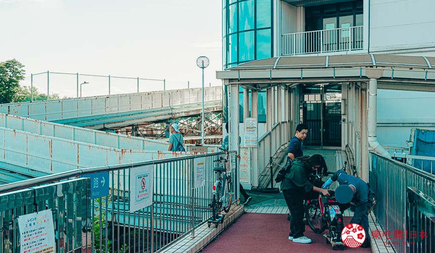 日本東京晴空塔拍攝地點白色護欄的小道