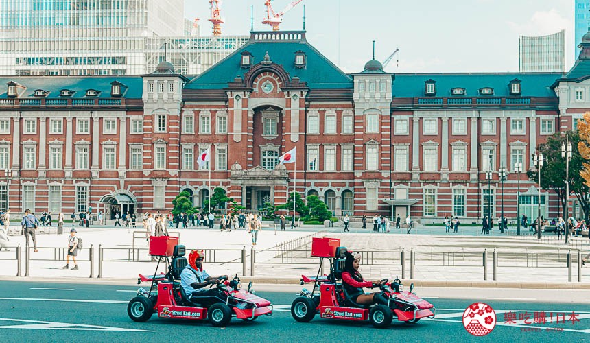 日本東京千代田區東京車站與外國人開車的景色