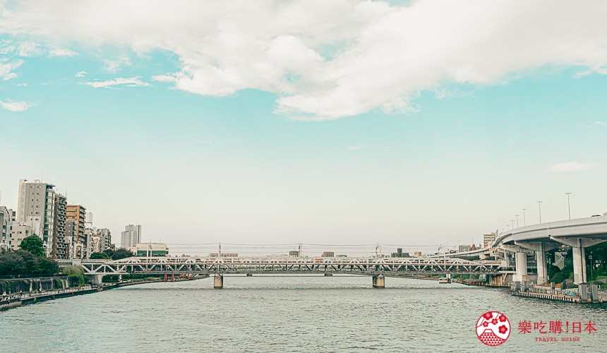 日本東京台東區淺草寺附近的吾妻橋拍攝的隅田川景
