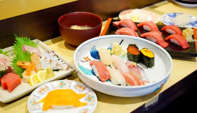 「博多魚河岸」必吃黑鮪魚拼盤、生魚片、60多種新鮮食材，博多壽司推薦
