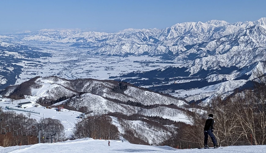 雪景與山景間有滑雪的遊客